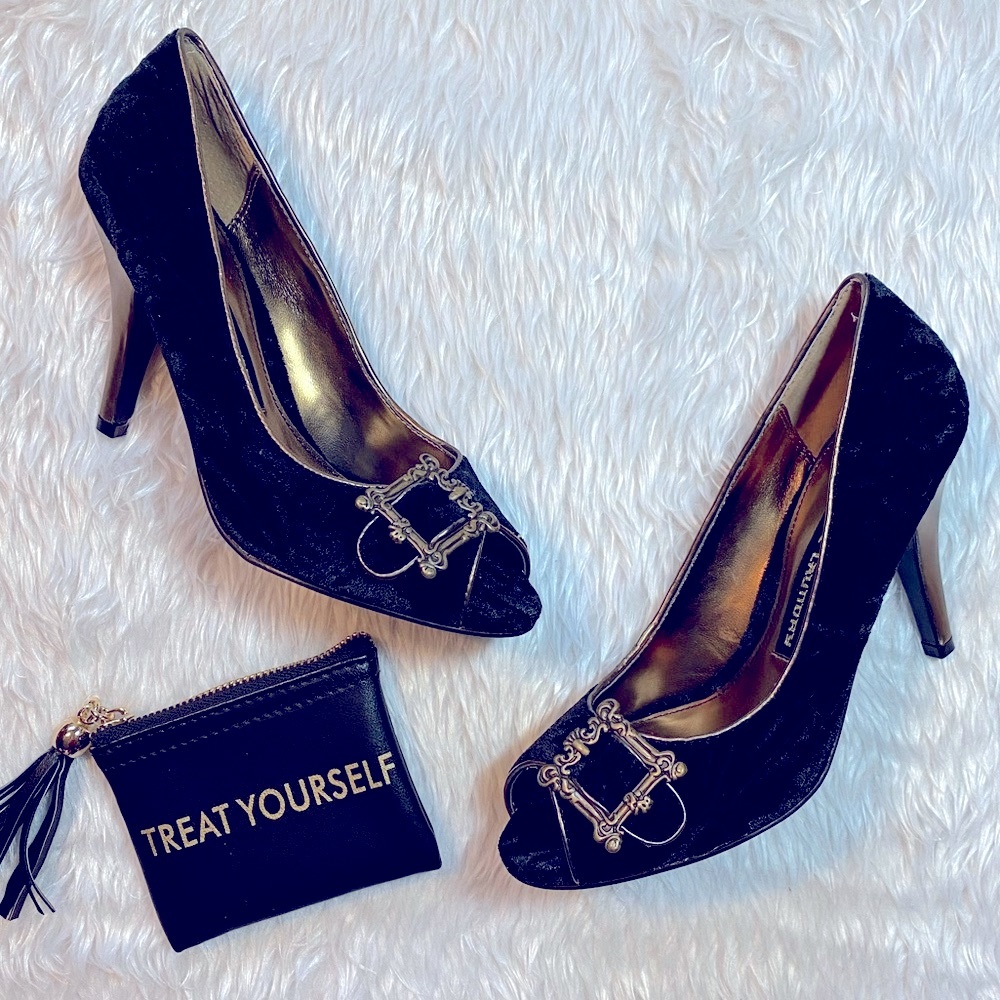 Black Velvet pumps by Chinese Laundry - Picture 3 of 6